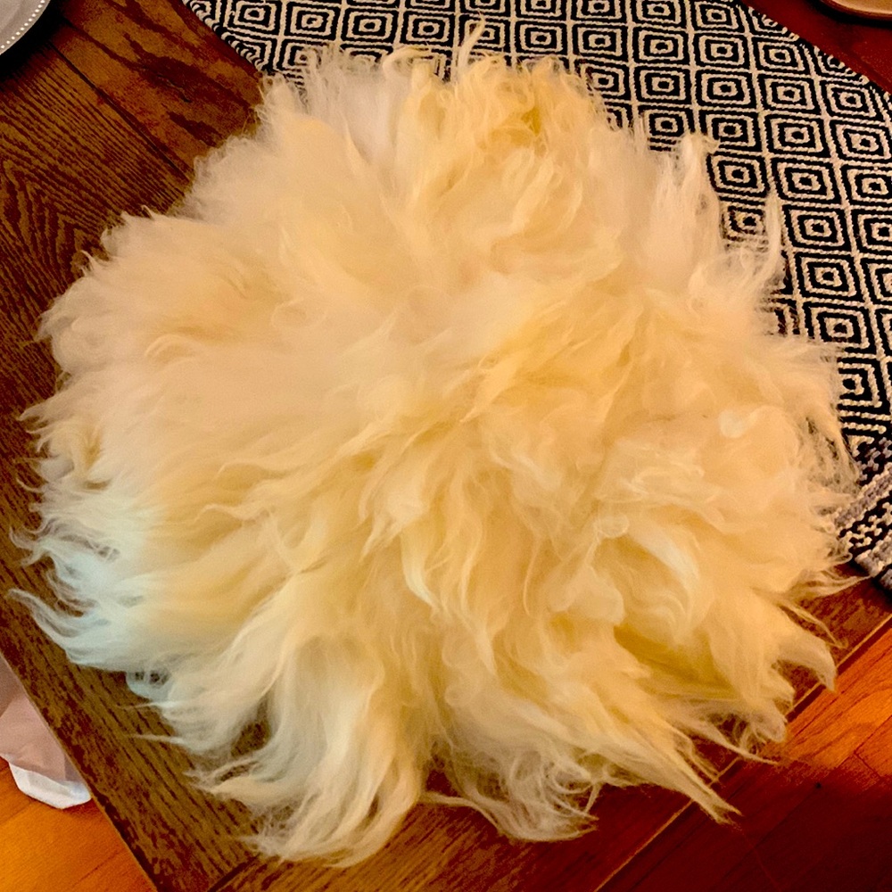 100% genuine, longhair sheepskin motorcycle seat cover. Elastic straps. Cream.